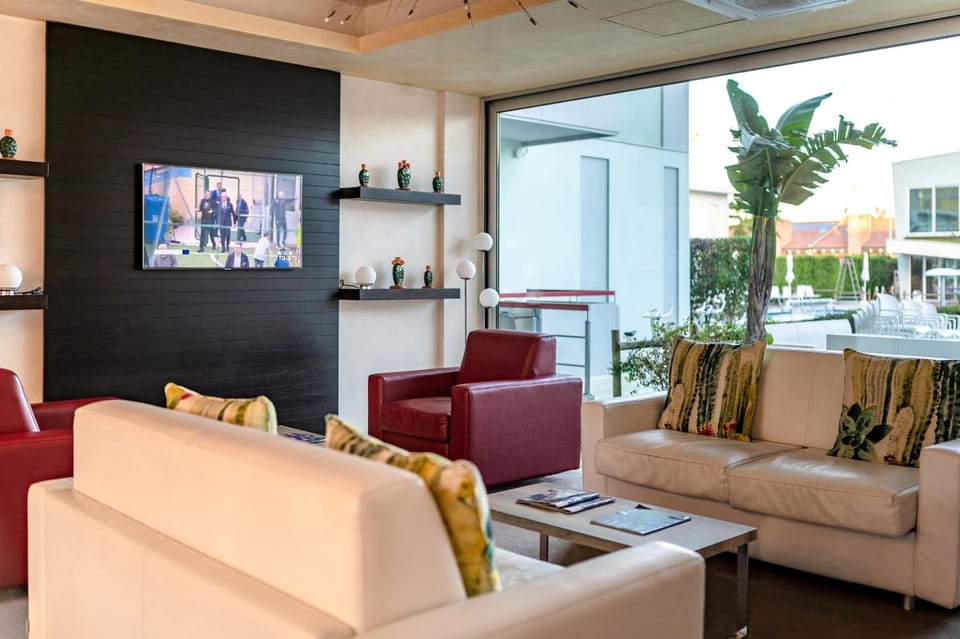 Shared lounge/TV area
