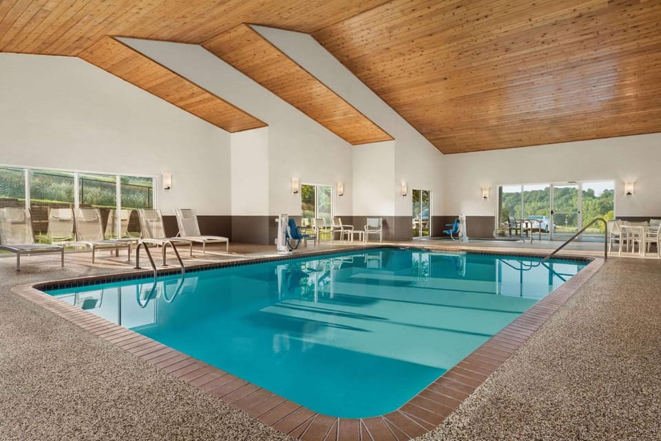 Country Inn & Suites by Radisson, Decorah, IA Hotel in Decorah
