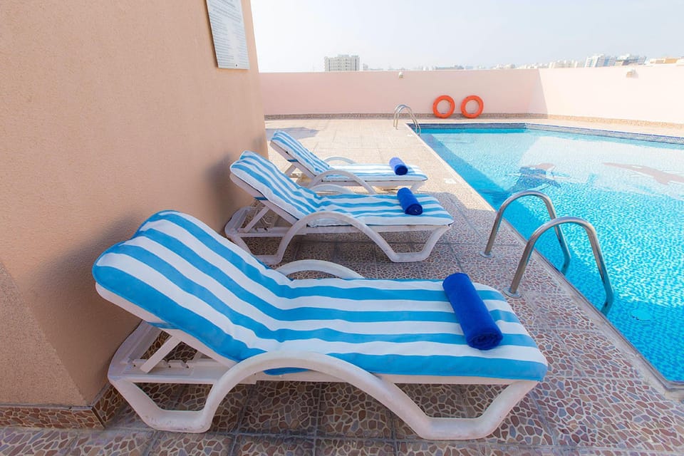 Swimming pool [outdoor]