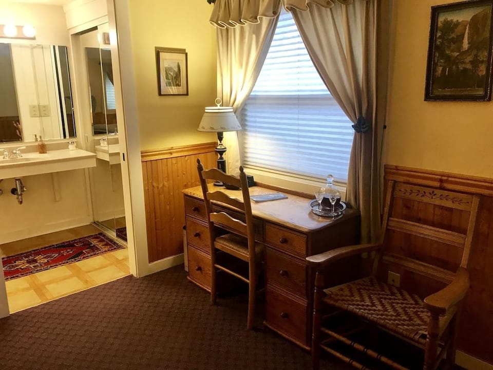 Arden Forest Inn Hotel in Ashland