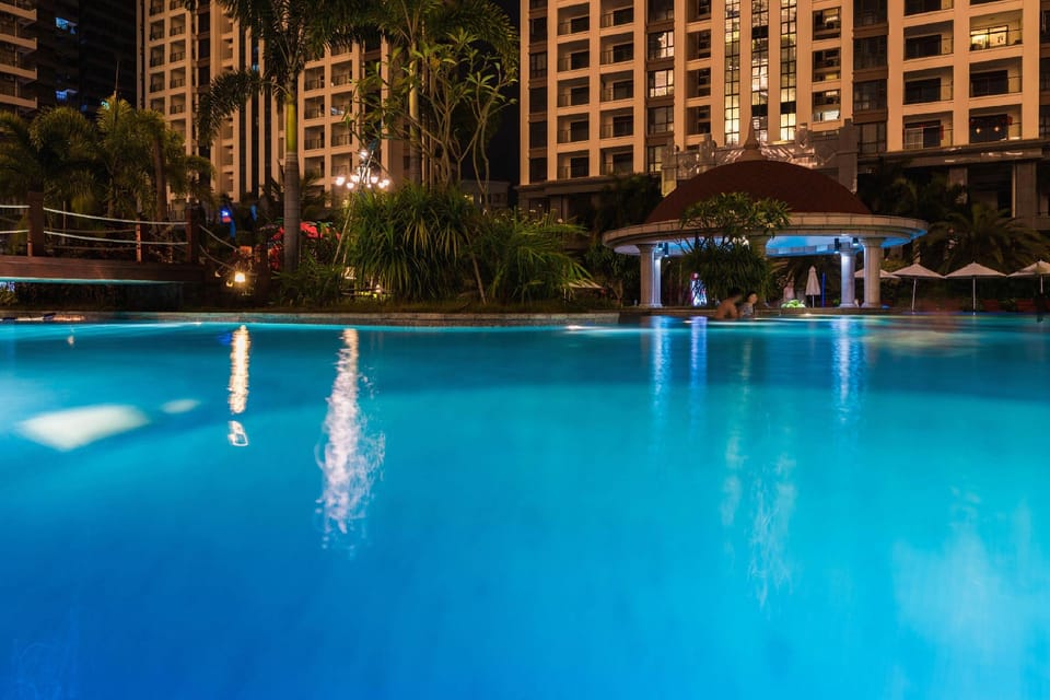 Swimming pool [outdoor]