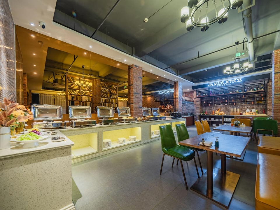 James Joyce Coffetel Chengdu Huayang Convention and Exhibition Center Haichang Polar Aquarium Hotel in Chengdu