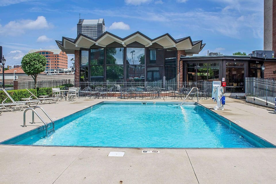 Swimming pool [outdoor]