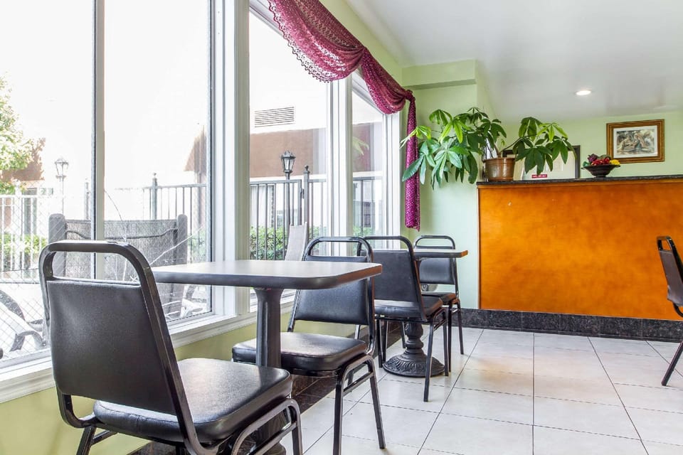 Rodeway Inn & Suites Hayward - Oakland South Hotel in San Lorenzo