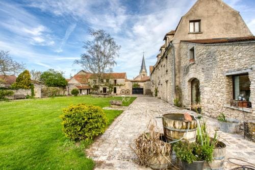 La Fauconnerie Du Roy Hotel in Île-de-France