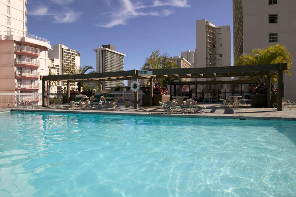 Swimming pool [outdoor]