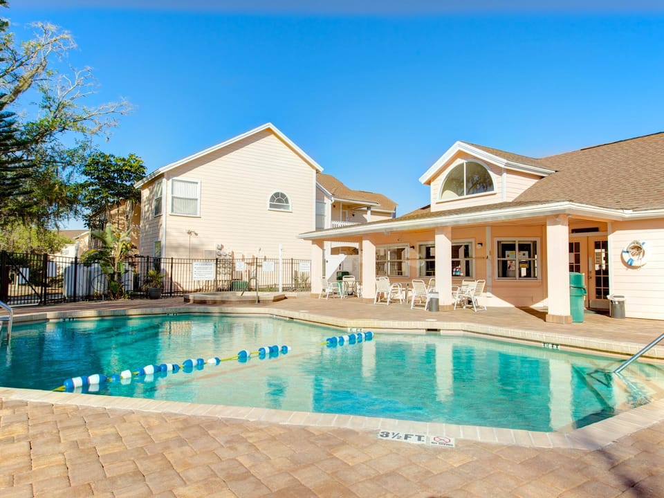 Swimming pool [outdoor]