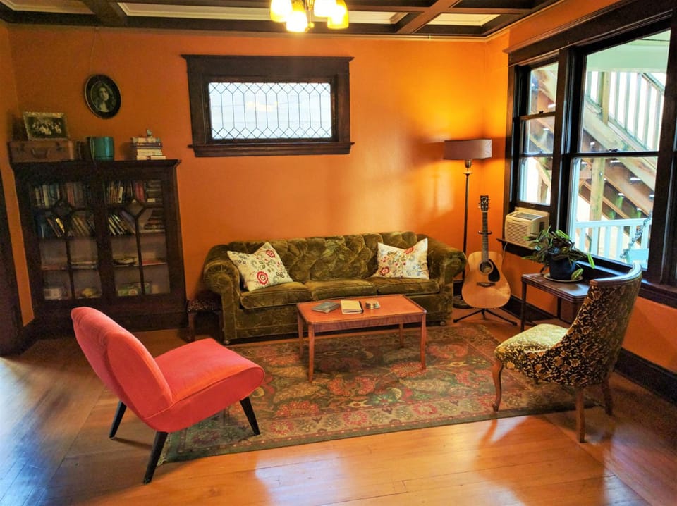 Bluebird Guesthouse Inn in Portland