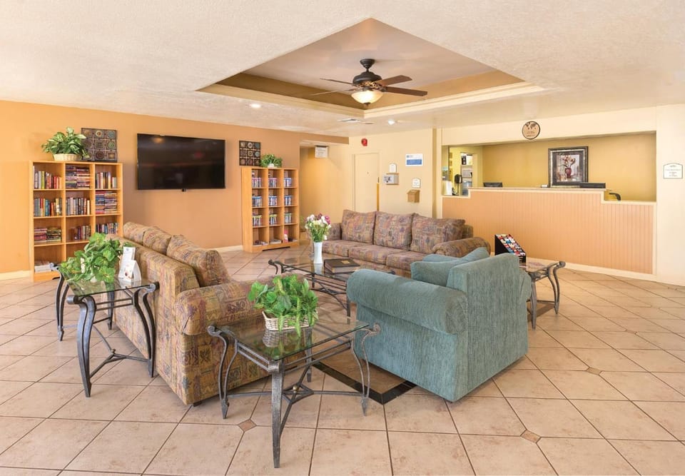 WorldMark Plaza Resort & Spa Hotel in Cathedral City
