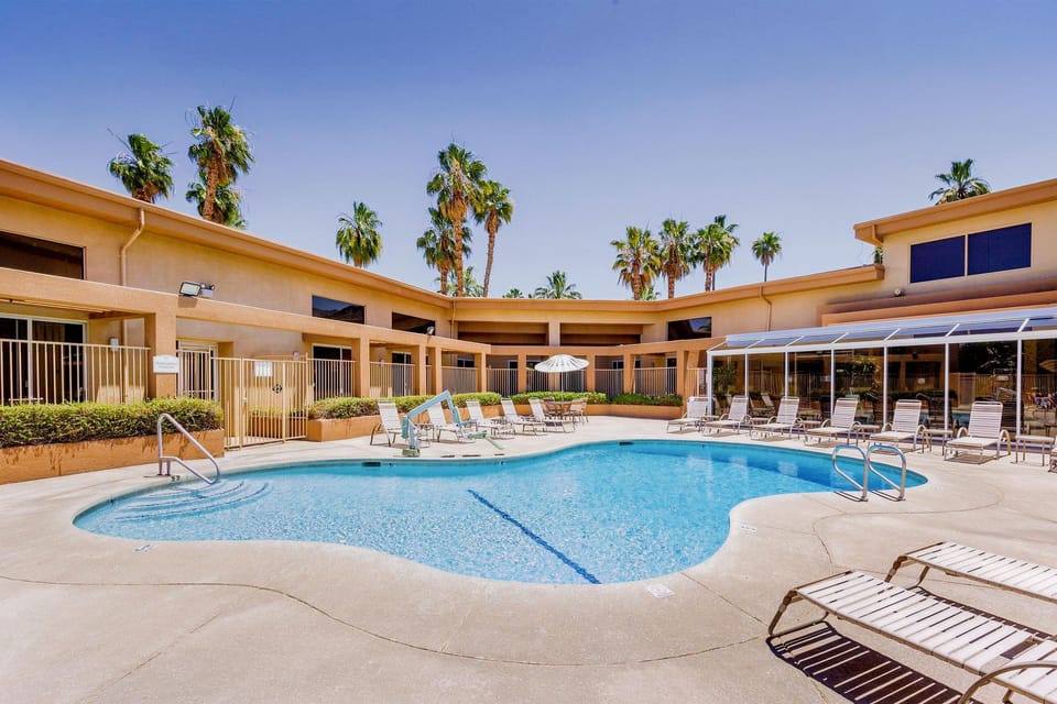 Swimming pool [outdoor]