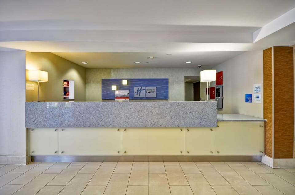 Holiday Inn Express Romulus / Detroit Airport By IHG Hotel in Romulus
