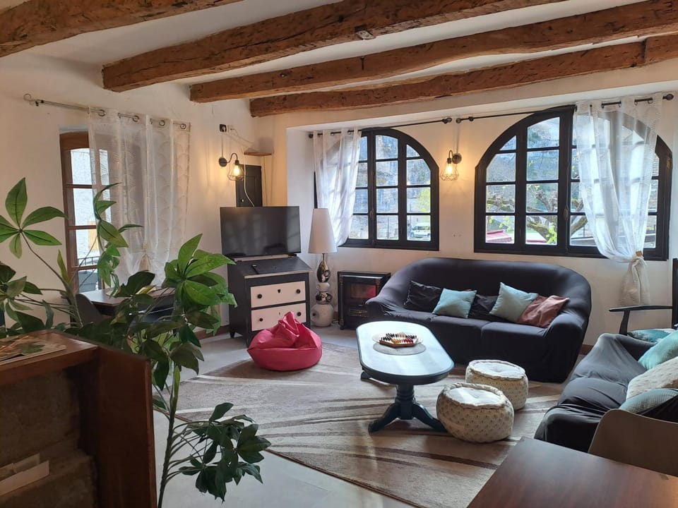 Shared lounge/TV area