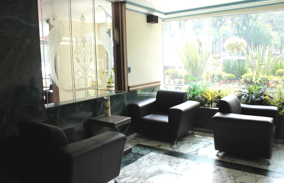 Shared lounge/TV area
