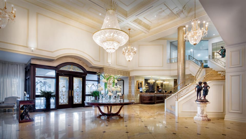 Chateau Vaudreuil Hotel in Vaudreuil-Dorion