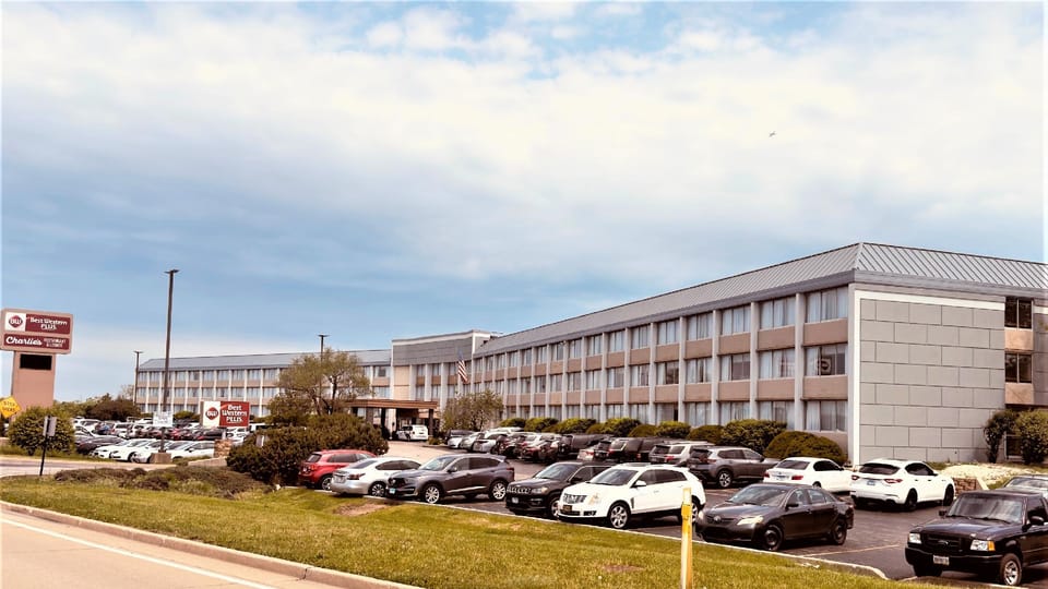 Best Western Plus Chicago Hillside Hotel in Bellwood