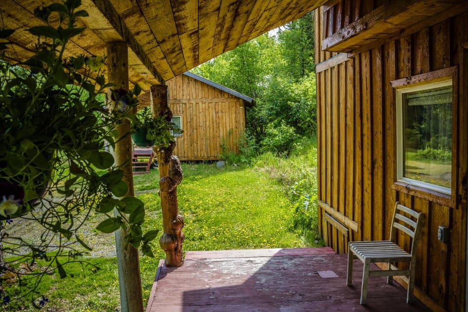 Midnight Sun Log Cabins Lodge in Moose Pass
