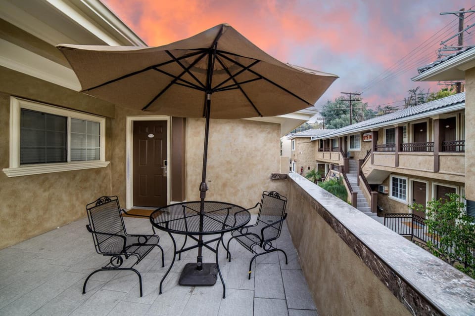 Nite Inn at Universal City - Walking Distance to Universal Studios Hollywood Motel in Studio City