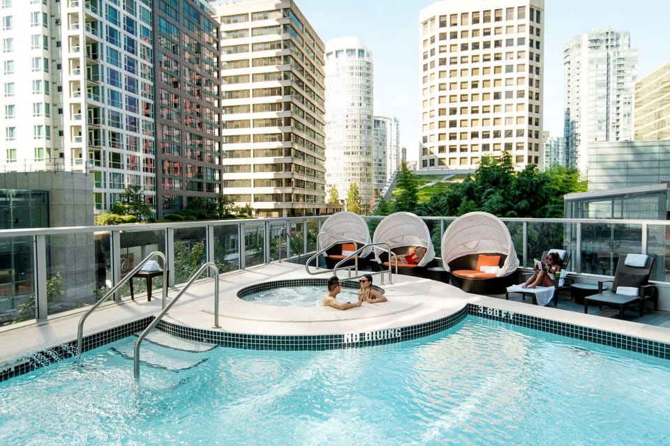 Swimming pool [outdoor]