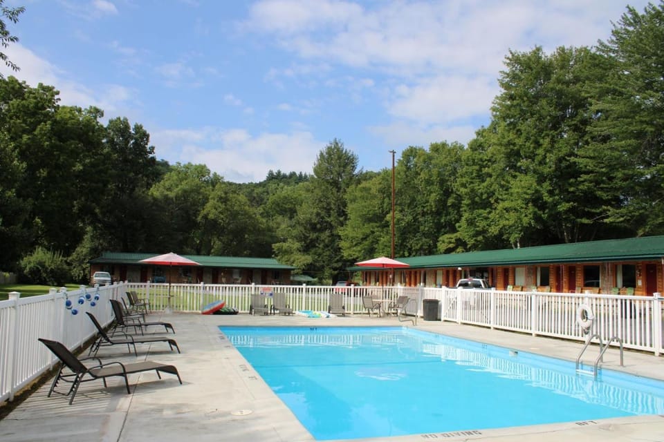Two Rivers Lodge Motel in Swain County