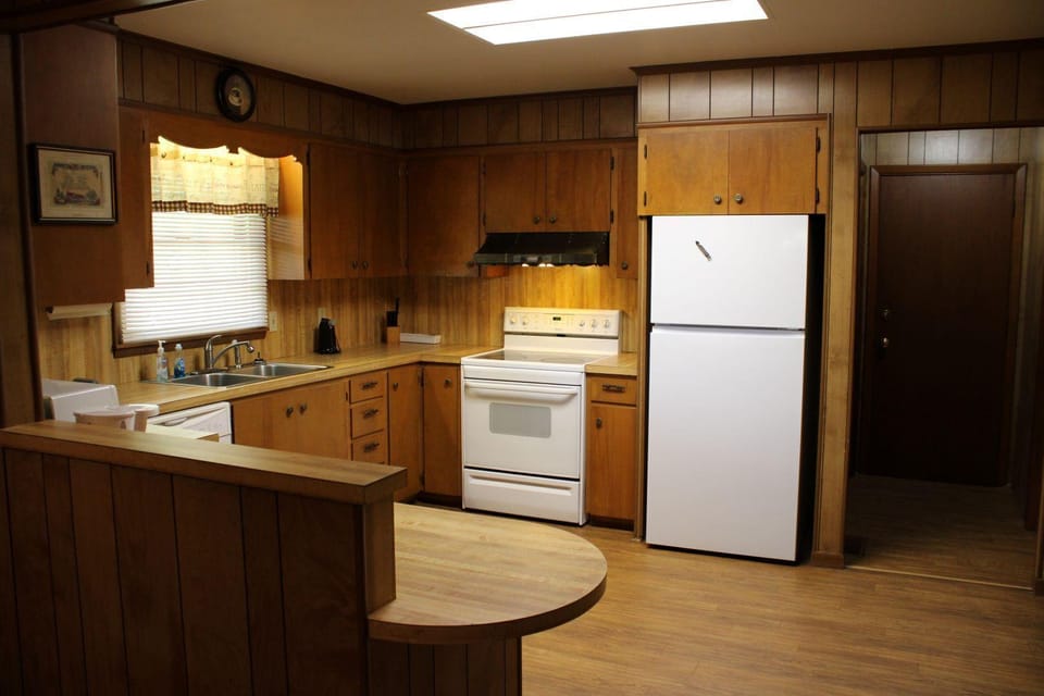 Two Rivers Lodge Motel in Swain County