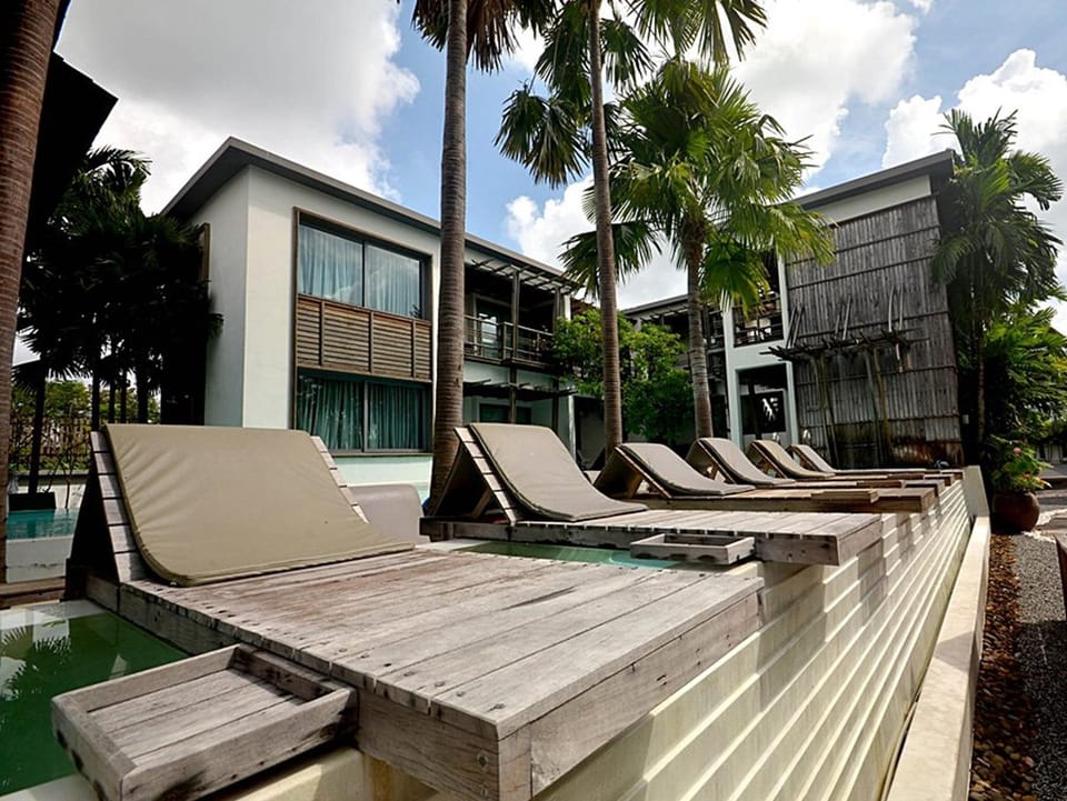 Swimming pool [outdoor]