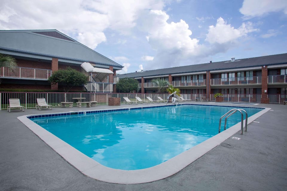 Super 8 by Wyndham Mobile I-65 Hotel in Mobile