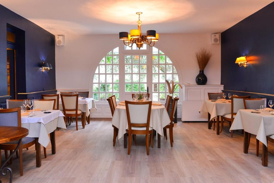 Logis Hotel Restaurant Le Chene Vert Hotel in Provence-Alpes-Côte d'Azur