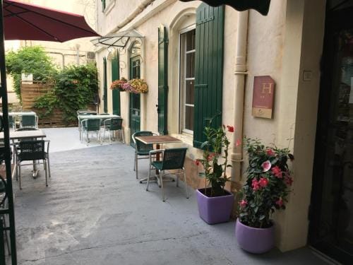 Hostellerie De La Source Hotel in Arles