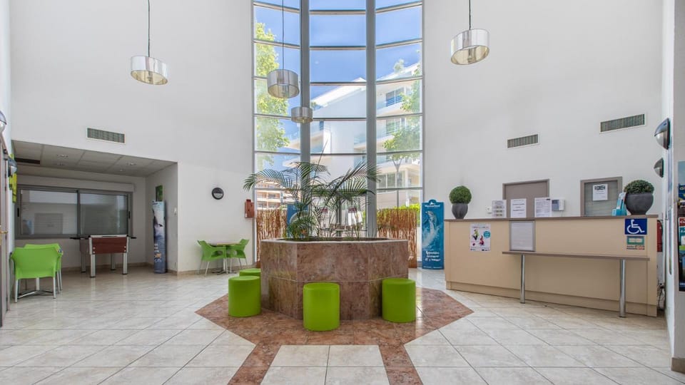 Vacanceole - Residence Le Crystal Apartment hotel in Cagnes-sur-Mer