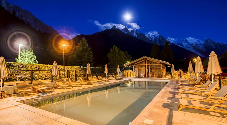 Swimming pool [outdoor]