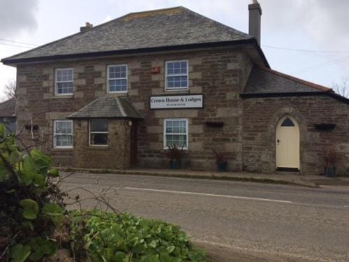 Crown House & Lodges B&B Hotel in England