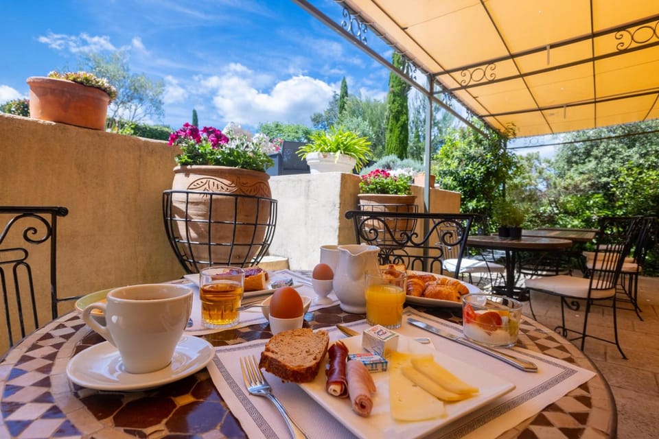 Hotel Restaurant Le Gardon - Pont du Gard Hotel in Provence-Alpes-Côte d'Azur