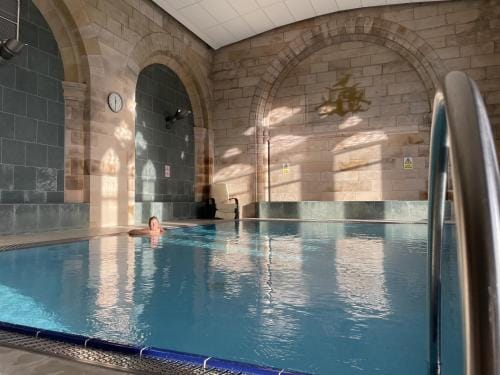 The Classrooms, Loch Ness Abbey - 142m2 Lifestyle & Heritage apartment - Pool & Spa - The Highland C Hotel in Fort Augustus