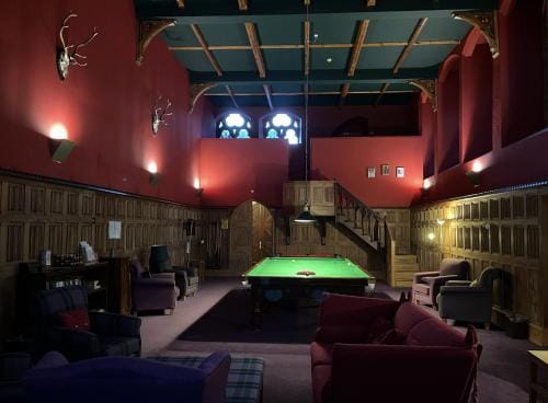 The Classrooms, Loch Ness Abbey - 142m2 Lifestyle & Heritage apartment - Pool & Spa - The Highland C Hotel in Fort Augustus