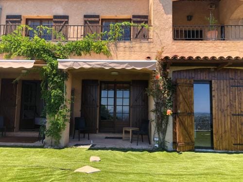 "Aux Balcons du Riou" avec vue mer 180 degres Hotel in Vence