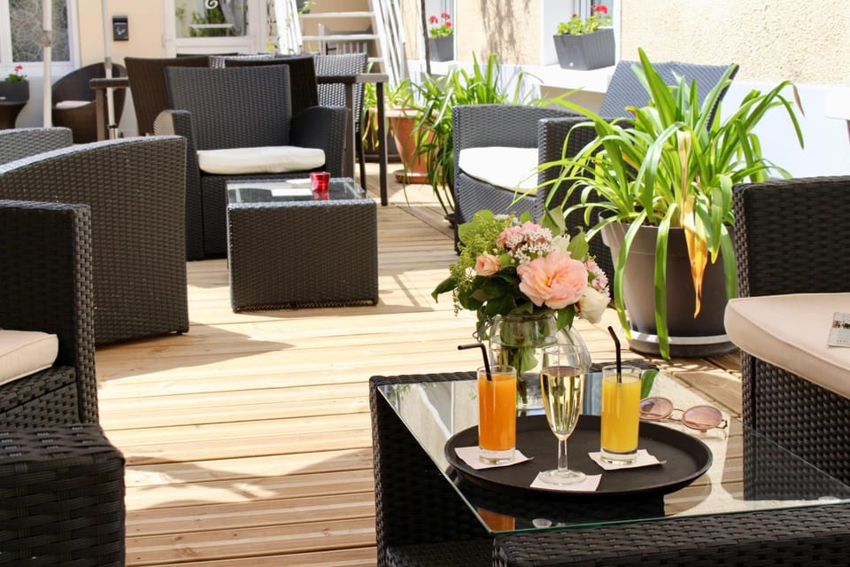 Logis Hotel - Le Charleston Hotel in Le Mans