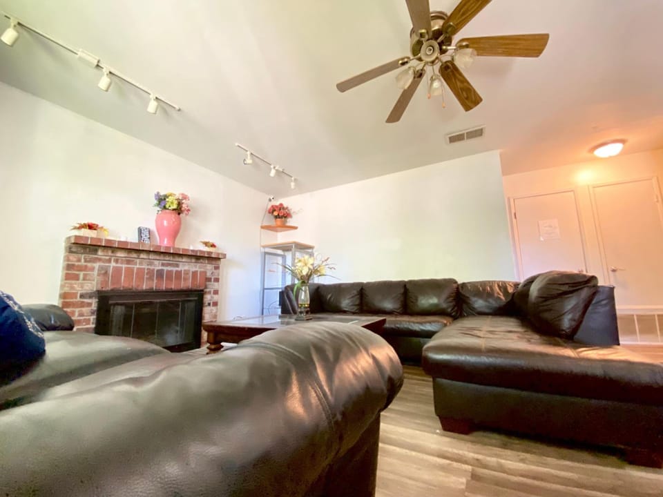 WHOLE Family - Rosemont Hostel in Sacramento