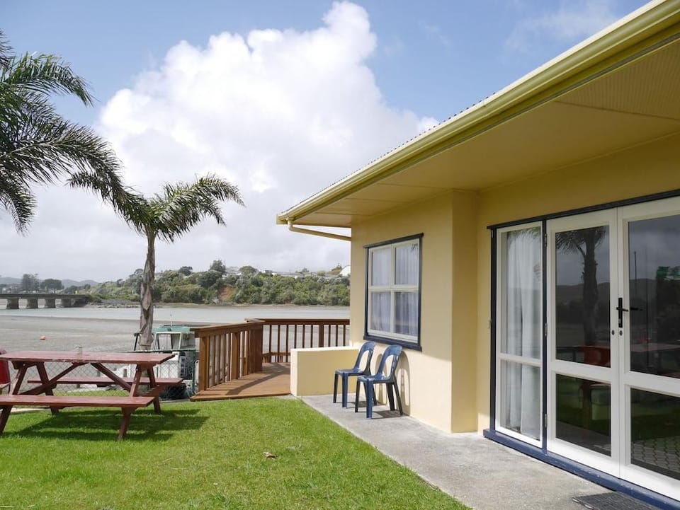 Raglan Palm Beach Motel Motel in Raglan