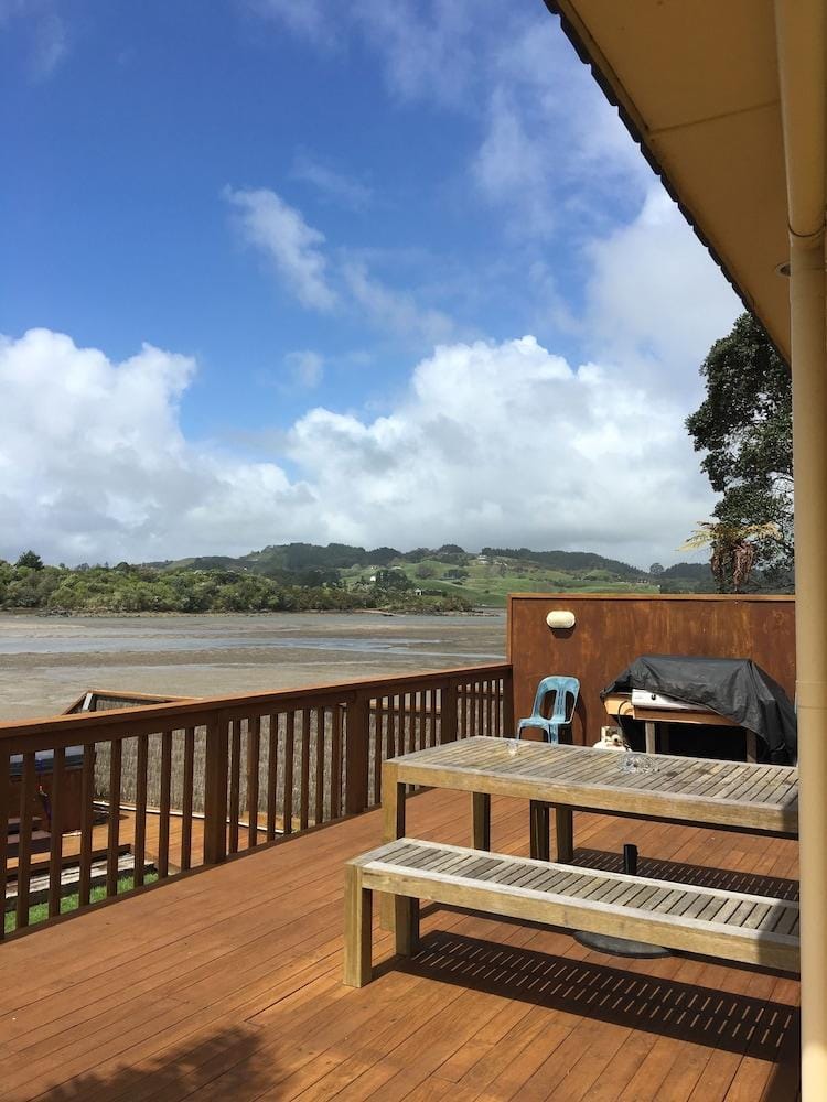 Raglan Palm Beach Motel Motel in Raglan