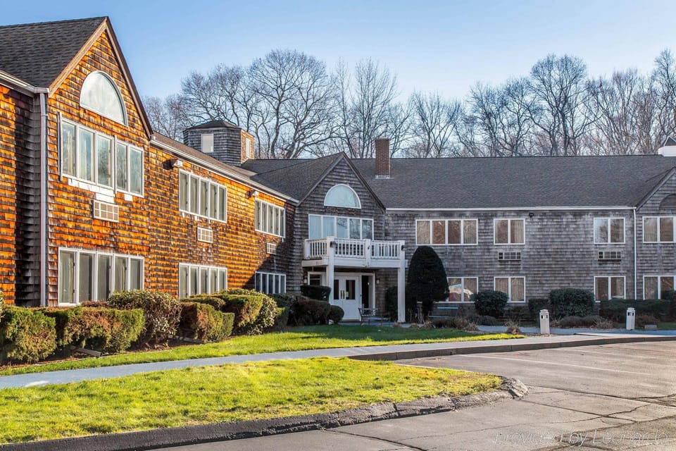 Gold Star Inn & Suites Hotel in Groton