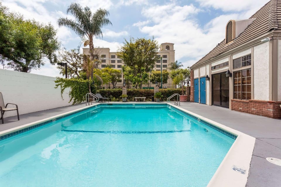 Swimming pool [outdoor]