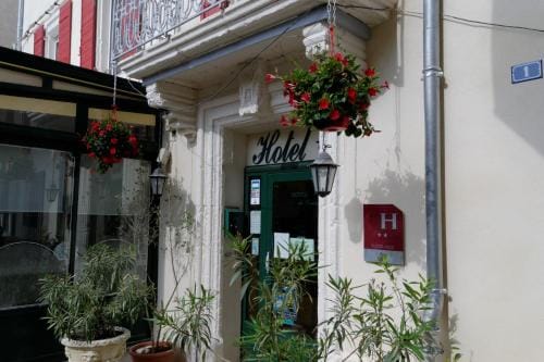 Hotel Du Commerce Hotel in Pont-Saint-Esprit