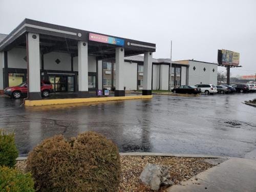 Royal Inn Hotel Hotel in Pike Township