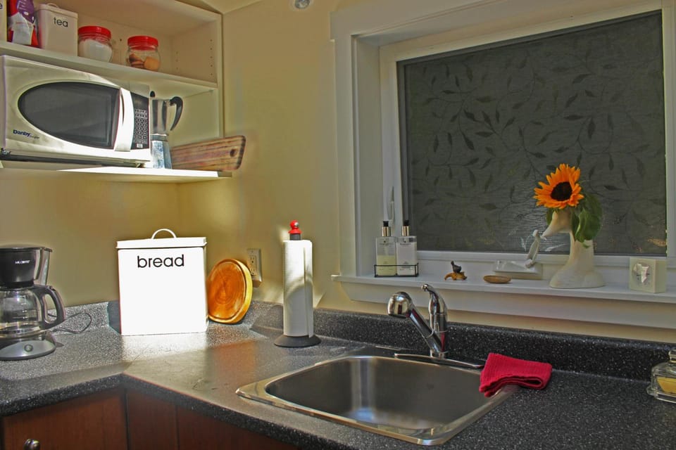 Thistle Dew Cottage Hotel in Galiano Island