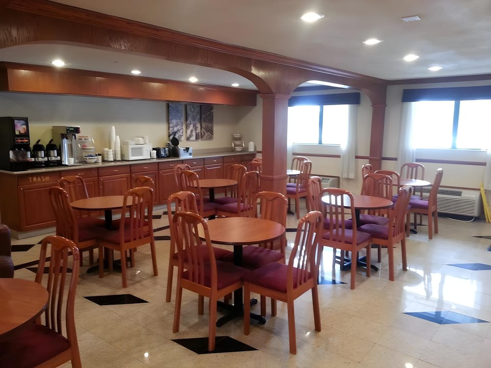 Days Inn & Suites by Wyndham Monroe Hotel in Jerusalem Township