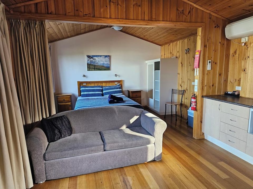 Snug Beach Cabin and Caravan Park Hotel in Tasmania
