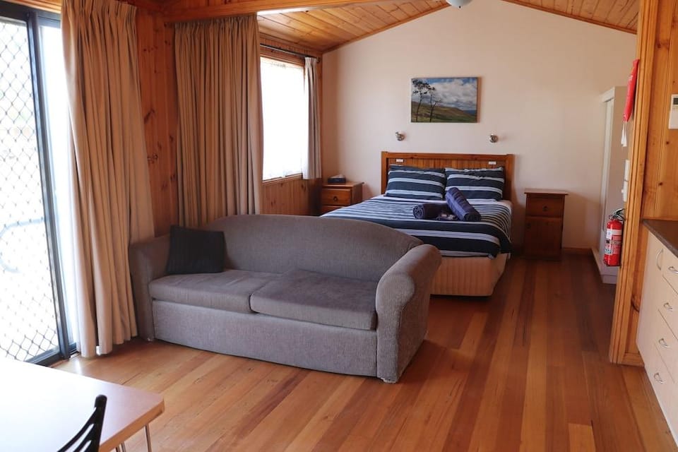 Snug Beach Cabin and Caravan Park Hotel in Tasmania