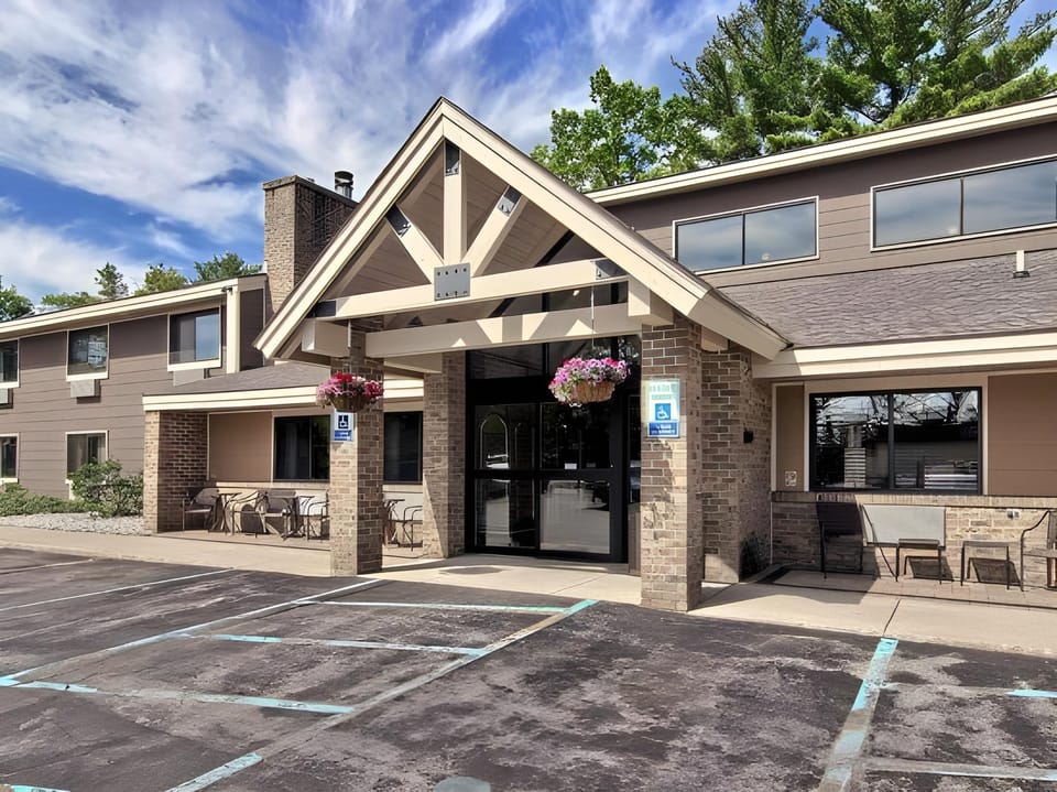 Blossom Hotel & Suites Traverse City Hotel in Michigan