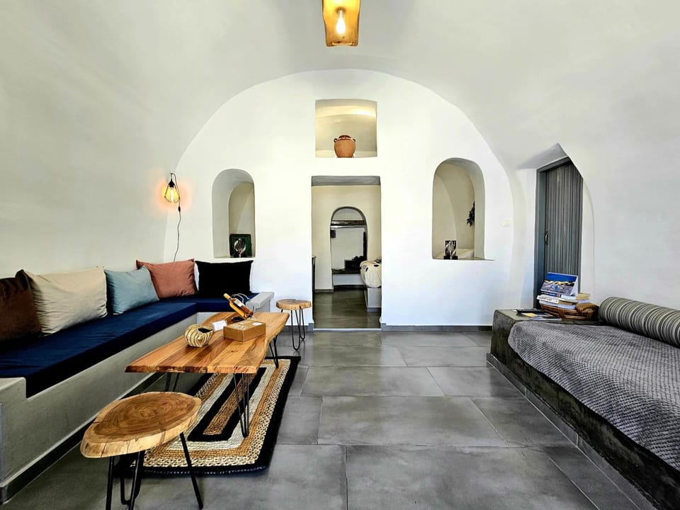 Aqua & Terra Traditional Cave Houses Hotel in Oia