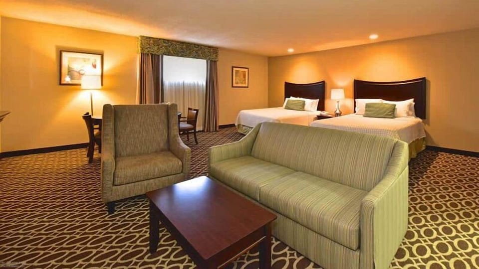 Sunday House Inn and Suites Hotel in Fredericksburg
